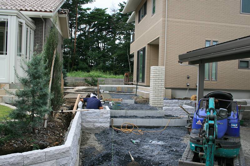 花壇の中に和哉さん 花壇の中に和哉さん