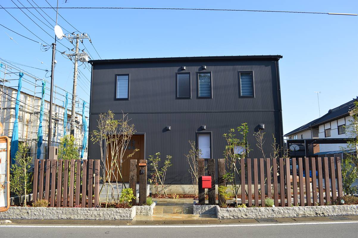 枕木門柱・ボーダーフェンス・植栽・赤ポスト 枕木門柱・ボーダーフェンス・植栽・赤ポスト