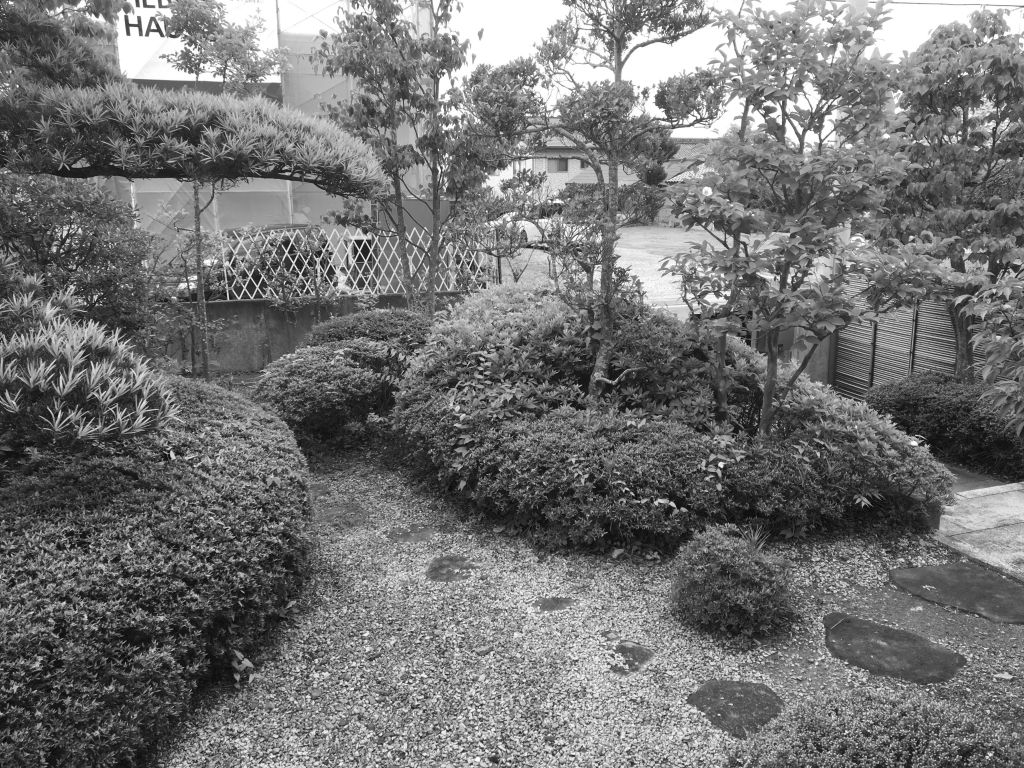 玄関前庭 ビフォー 玄関前庭 ビフォー