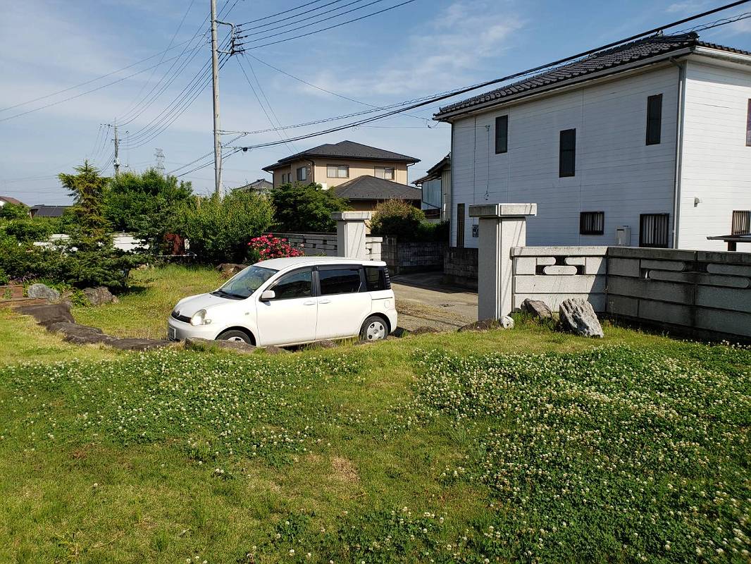 庭ビフォー写真・芝生 庭ビフォー写真・芝生