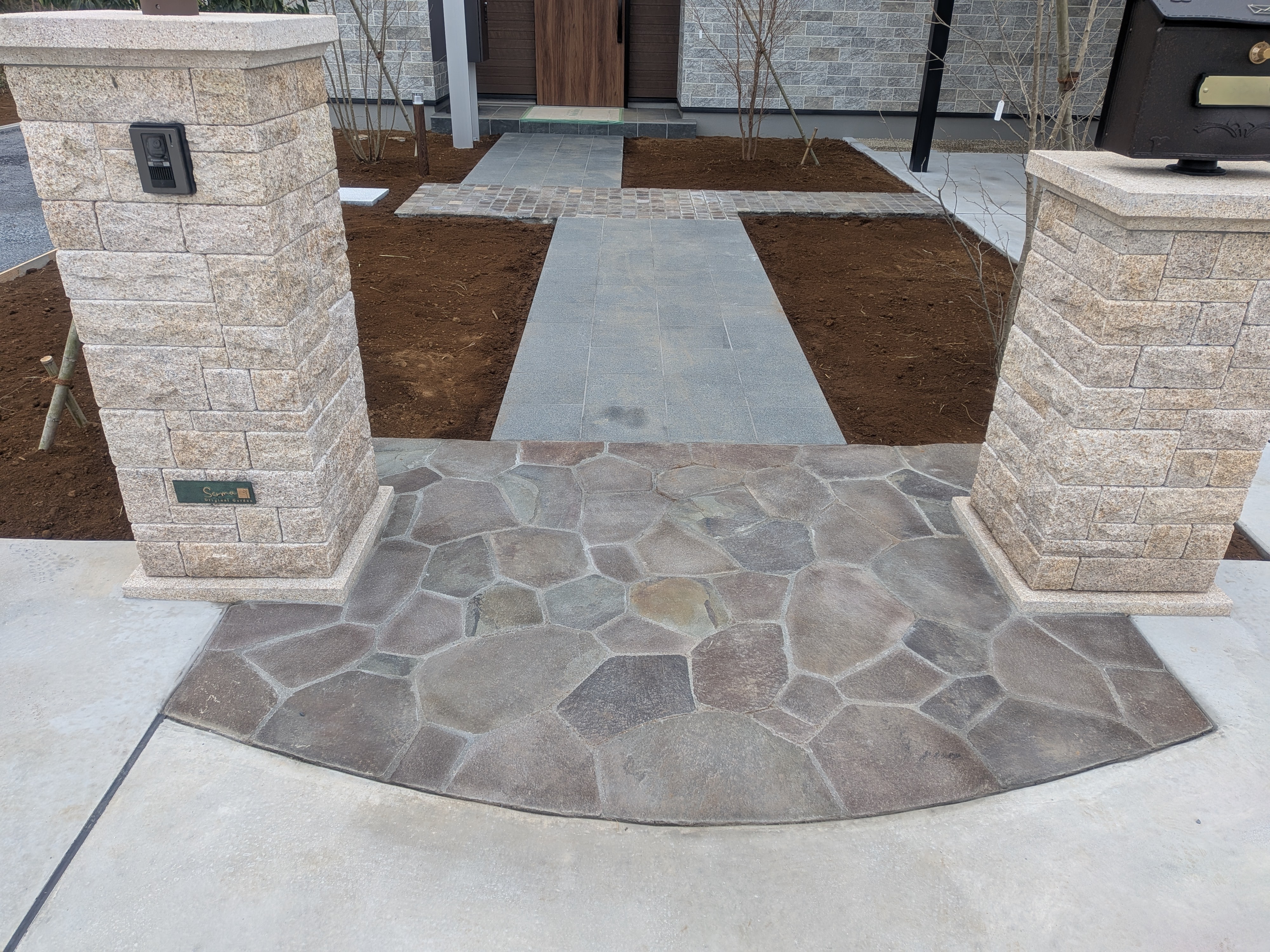 �Β���A�v���[�`��<br>�V�O�g�̐΂𗐌`�ɉ��H��R��`���ē����̖ڈ�ɁE�E�E�B<br><img src=