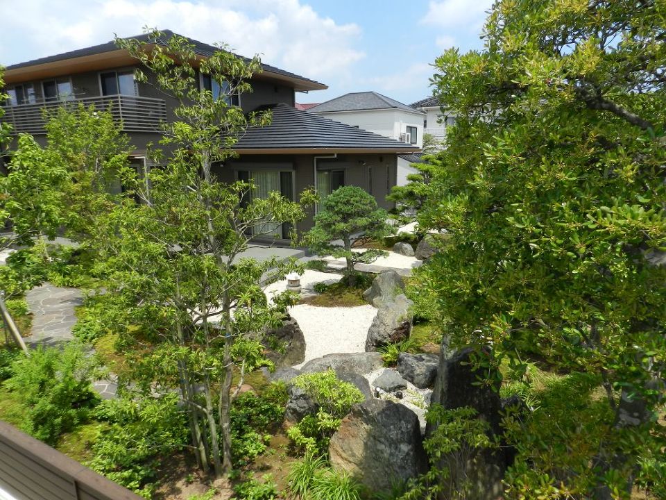 庭園の中に家 庭園の中に家